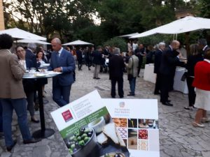 Προσκεκλημένοι στην εκδήλωση για την κρητική γαστρονομία στον κήπο της Πρεσβείας της Ελλάδας στη Ρώμη