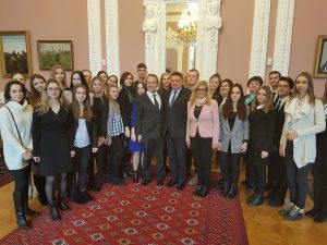 Οικογενειακή φωτογραφία των φοιτητών με στελέχη της ελληνικής Πρεσβείας