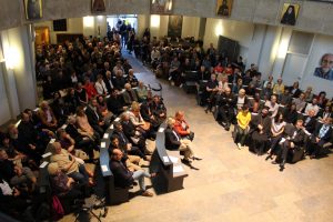 Άποψη από ψηλά του εσωτερικού της Εκκλησίας της Γεννησαρέτ, όπου φιλοξενήθηκε η έκθεση "Ελληνικά στη Γειτονιά"