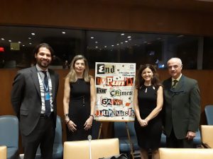 Ο αξιωματούχος της UNESCO Guimaraes Pinto, η Μόνιμη Αντιπρόσωπος της Ελλάδος στα Ηνωμένα Έθνη Πρέσβης Μαρία Θεοφίλη, η δημοσιογράφος Penelope Manis και ο Προϊστάμενος του Γραφείου Τύπου και Επικοινωνίας Νέας Υόρκης Ιωάννης Μπουμπούκης.