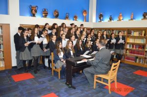 Οι μαθητές του ελληνοαμερικανικού σχολείου του Αγίου Δημητρίου στην Αστόρια της Νέας Υόρκης τραγουδούν το τραγούδι "Αθήνα" των Νίκου Γκάτσου και Μάνου Χατζιδάκι, σε απευθείας τηλεφωνική σύνδεση με τον Πρόεδρο της Δημοκρατίας κ. Προκόπη Παυλόπουλο.