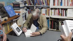 Ο σκηνοθέτης Κώστας Γαβράς υπογράφει αντίτυπα των απομνημονευμάτων του κατά τη διάρκεια των εκδηλώσεων της Ελληνικής Εβδομάδας στο βιβλιοπωλείο "Δεσμός".