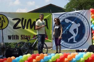 Ο Αντιπρόεδρος της Ομοσπονδίας Προσαρμοσμένης Φυσικής Δραστηριότητας Βαλκανίων και Μαύρης Θάλασσας, Παναγιώτης Κορέλλας, και η Προϊσταμένη του Γραφείου Τύπου και Επικοινωνίας Σόφιας, Μαρία Τυροπώλη.