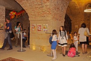 Επισκέπτες στην έκθεση κόμικ για τον Ρήγα Φεραίο.