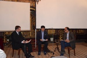 Οι καθηγητές Martin Haidinger, Γεώργιος Καραμανώλης και Δημήτριος Κουσουρής σε δημόσια συζήτηση στρογγυλής τραπέζης με αντικείμενο τον πατριωτικό και διεθνιστικό χαρακτήρα του έργου του Ρήγα Φεραίου.