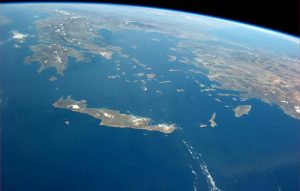 Φωτογραφία από δορυφόρο όπου απεικονίζεται η Κρήτη, η Ελλάδα και τμήμα της Τουρκίας.