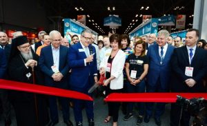 Κοπή της κορδέλας στα εγκαίνια της έκθεσης Summer Fancy Food Show στη Νέα Υόρκη.