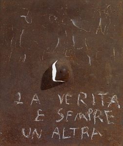 Αφίσα της έκθεσης "La verità è sempre un’altra" με έργα του ΕΜΣΤ στην Εθνική Πινακοθήκη Σύγχρονης Τέχνης της Ιταλίας.