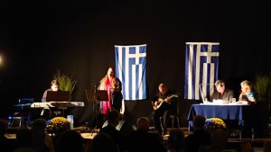 Άποψη της σκηνής κατά τη συναυλία υπέρ των θυμάτων από τις δασικές πυρκαγιές.