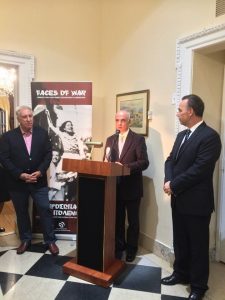 Ο Προϊστάμενος του Γραφείου Τύπου και Επικοινωνίας Νέας Υόρκης Ιωάννης Μπουμπούκης απευθύνει χαιρετισμό στα εγκαίνια της φωτογραφικής έκθεσης "Πρόσωπα του Πολέμου".