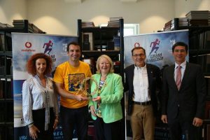 Σε ειδική τελετή απονεμήθηκε χρυσός κότινος στον Δήμο Τιράνων, όπου τα τελευταία τρία χρόνια διοργανώνεται Μαραθώνιος. Στη φωτογραφία εικονίζονται η Διευθύντρια Πολιτισμού του Δήμου Τιράνων Ελένη-Ιουλία Δάμε,, ο Δήμαρχος Τιράνων, Εριόν Βελίαι, η Πρέσβης της Ελλάδας στην Αλβανία Ελένη Σουρανή, ο εκπρόσωπος της Οργανωτικής Επιτροπής του Αυθεντικού Μαραθωνίου της Αθήνας και πρόεδρος της Ομοσπονδίας Πόλεων για την Ειρήνη Σπύρος Ζαγάρης και ο Σύμβουλος της Ελληνικής Πρεσβείας στην Αλβανία Γρηγόρης Δελαβέκουρας.