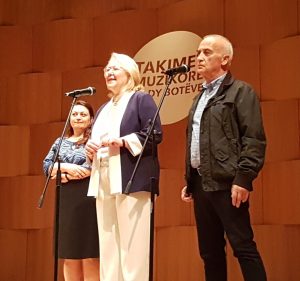 Η πρόεδρος του πολιτιστικού συλλόγου "Αργυρώ", Ίλντα Μάρα, η Πρέσβυς της Ελλάδος στην Αλβανία Ελένη Σουρανή και ο μεταφραστής του Γραφείου Τύπου και Επικοινωνίας Τιράνων Χρήστος Πούλας.