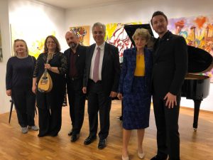 Στη φωτογραφία εικονίζονται (από αριστερά προς τα δεξιά) η Δήμητρα Φαραζή, αρμόδια για θέματα πολιτισμού, Ακόλουθος της Πρεσβείας της Ελλάδος στη Βιέννη, η Ναταλία Στρίκου, μουσικός, ο Αναστάσιος Στρίκος, μουσικός, ο Κωνσταντίνος Προκάκης, Προϊστάμενος του ΓΤΕ Βιέννης, η γνωστή αυστριακή φιλέλλην Ulrike Habsburg-Lothringen και ο Francesco Santoli, τενόρος.