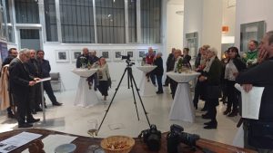 Άποψη των εγκαινίων της έκθεσης σύγχρονης τέχνης των εικαστικών Joachim Lothar Gartner και Αποστόλη Ζολωτάκη, στη Βιέννη.