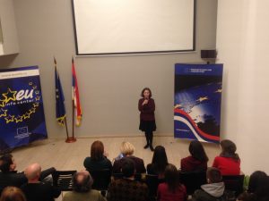 Η Προϊσταμένη του Γραφείου Τύπου και Επικοινωνίας Βελιγραδίου παρουσιάζει την ελληνική ταινία "Νοτιάς" του Τάσου Μπουλμέτη στο 7ο Φεστιβάλ Ευρωπαϊκού Κινηματογράφου.