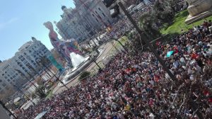 Άποψη της κεντρικής πλατείας της Βαλένθια κατά την τελετή Mascletà του Φεστιβάλ Φάγιας (Fiesta de las Fallas). Στο κέντρο δεσπόζει επιβλητική κατασκευή που απεικονίζει τη θεά Αφροδίτη.