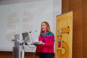 Η Προϊσταμένη του Γραφείου Τύπου και Επικοινωνίας Κατερίνα Λάμπρου αναγιγνώσκει το χαιρετισμό του Υφυπουργού Ψηφιακής Πολιτικής, Τηλεπικοινωνιών και Ενημέρωσης Λευτέρη Κρέτσου στο 5ο Συνέδριο Γραφιστικής και Οπτικής Επικοινωνίας Κύπρου.