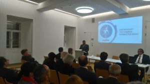 Ο Γενικός Γραμματέας του ΥΨΗΠΤΕ Γιώργος Φλωρεντής στο βήμα της επετειακής εκδήλωσης με αφορμή τη συμπλήρωση πέντε χρόνων λειτουργίας του ομογενειακού ενημερωτικού ιστότοπου Hephaestus Wien.