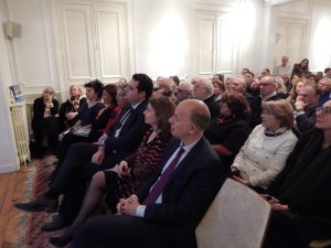 Στην κατάμεστη αίθουσα του Ελληνικού Σπιτιού στο Παρίσι, το κοινό παρακολουθεί με ενδιαφέρον την παρουσίαση του βιβλίου του Αναστασίου Καράμπαμπα "Στα ίχνη των Εβραίων της Ελλάδας".