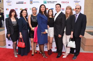 Η ελληνική αποστολή στο 6ο Φεστιβάλ Ευρωπαϊκού Κινηματογράφου στο Λος Άντζελες. Στη μέση, η Γενική Πρόξενος της Ελλάδας στο Λος Άντζελες, Ευγενία Μπενιάτογλου.