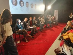 Ο Προϊστάμενος του ΓΤΕ Μόσχας, Νέστωρ Τυροβούζης (δεύτερος από αριστερά) αναλύει στο ρωσικό κοινό τα πλεονεκτήματα του ελληνικού νόμου για τις οπτικοακουστικές παραγωγές.