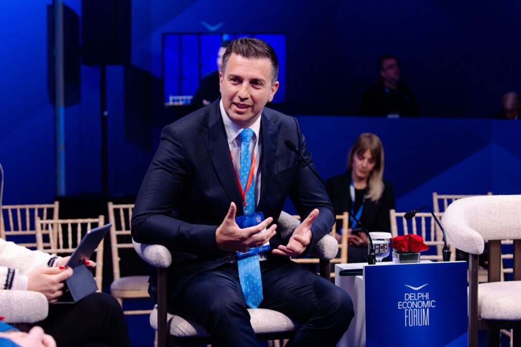 Παραπληροφόρηση και δημοκρατία: Στην εποχή των αλγορίθμων η διαφύλαξη της αληθινής είδησης είναι το μεγάλο στοίχημα     «Η ικανότητα να διακρίνουμε την είδηση από το ψέμα είναι η πρώτη μάχη που δίνουμε μαζί με τους πολίτες για να θωρακίσουμε την αλήθεια»  τόνισε ο Δ. Κιρμικίρογλου από το 11ο Φόρουμ των Δελφών